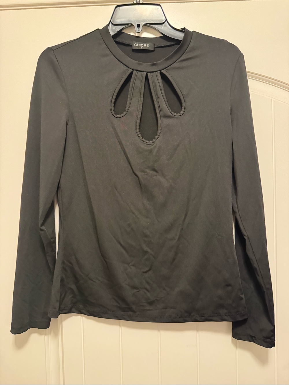 CHICME Black Long-Sleeve Keyhole Front Top